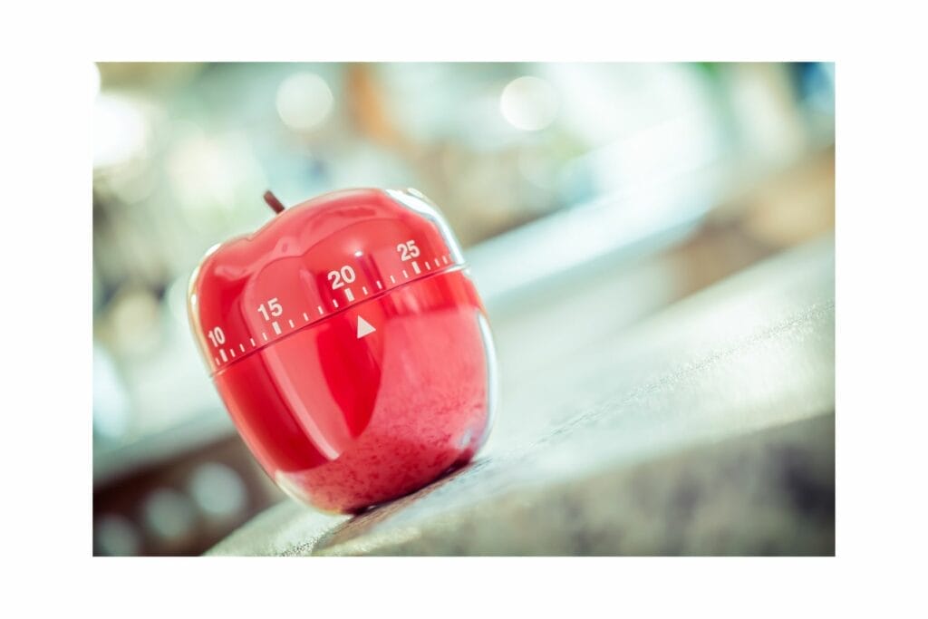 Kitchen timer shaped like an apple.